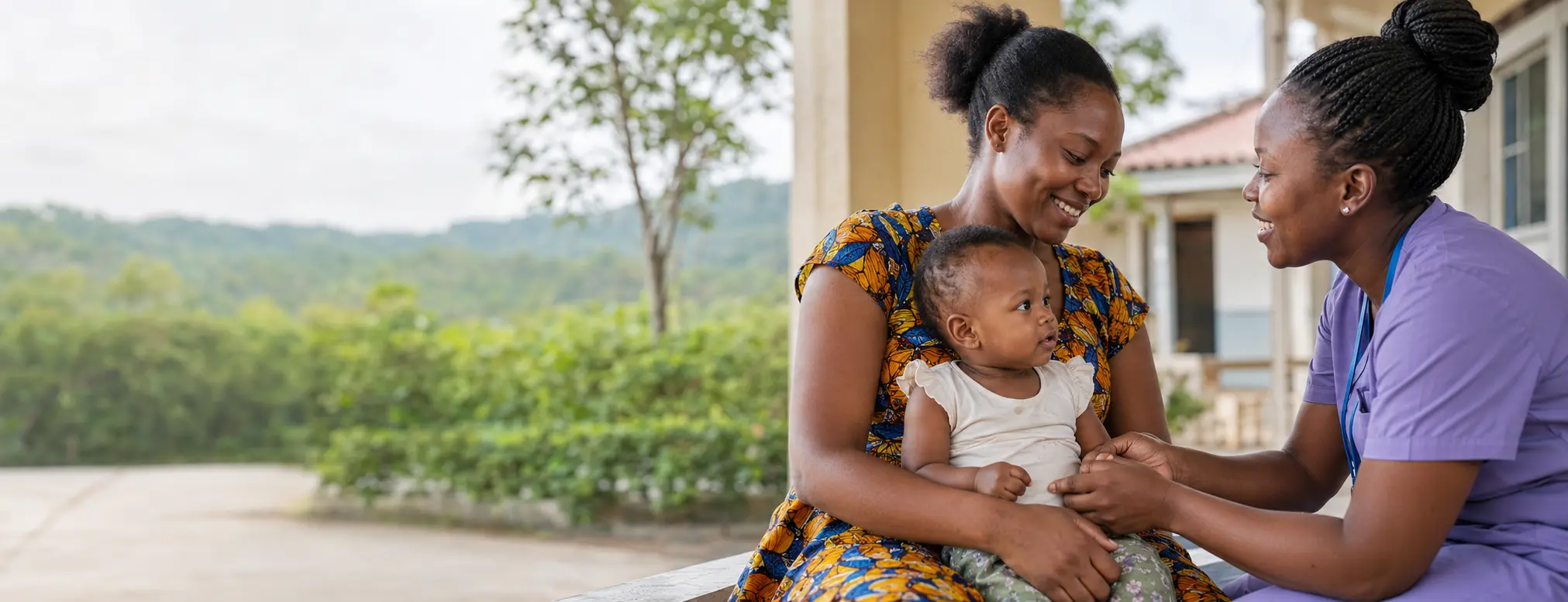 Une mère avec son enfant échange avec une professionnelle de santé